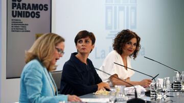 (De izq a der) La vicepresidenta primera del Gobierno y ministra de Asuntos Económicos, Nadia Calviño; la ministra de Política Territorial y portavoz del Gobierno, Isabel Rodríguez, y la ministra de Hacienda, María Jesús Montero, den la rueda de prensa posterior a la reunión del Consejo de Ministros. EFE/Javier Lizón/Archivo