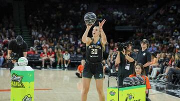 Sabrina Ionescu, base de New York Liberty, lanza durante el concurso de triples del All Star de la WNBA en Las Vegas (Nevada).