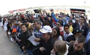 Ambiente motero y chicas guapas en el circuito Ricardo Tormo