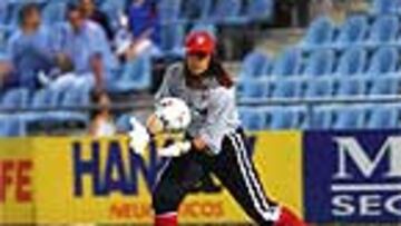 <b>GENIO Y FIGURA</B>. Ahí le tienen, con la gorra, el pantalón del chándal y su peculiar estilo. Burgos ha vuelto y es la gran noticia para el Atlético que está de enhorabuena por su recuperación. Ahora, a por el Real Madrid.