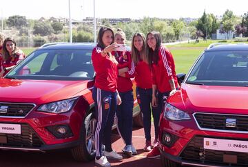 Las jugadoras de la Selección posan con sus nuevos coches