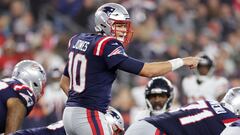 FOXBOROUGH, MASSACHUSETTS - OCTOBER 24: Mac Jones #10 of the New England Patriots gestures at the line of scrimmage during the first half against the Chicago Bears at Gillette Stadium on October 24, 2022 in Foxborough, Massachusetts.   Maddie Meyer/Getty Images/AFP