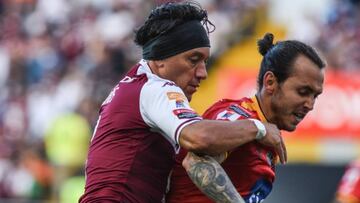 Jugadores de Saprissa y Herediano disputan un bal&oacute;n.