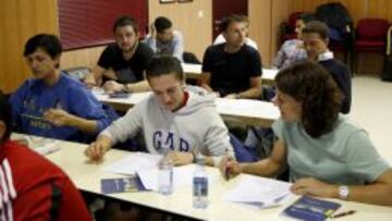 En la foto, de izquierda a derecha, To&ntilde;a, Melisa Nicolau y Sandra Vilanova, este lunes, en Las Rozas, durante la primera clase del curso de entrenador UEFA Pro. 