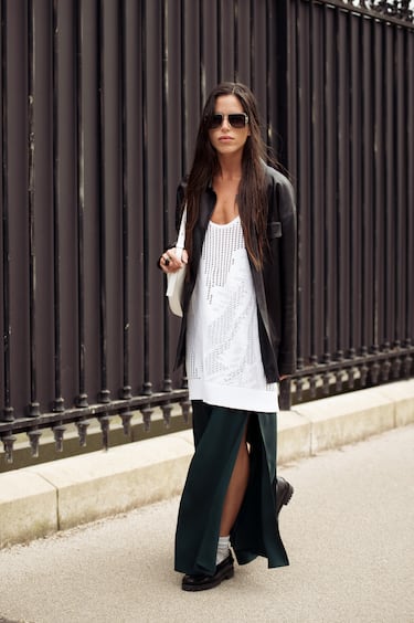 Nina Urgell Cloquell durante la Paris Fashion Week 2025.