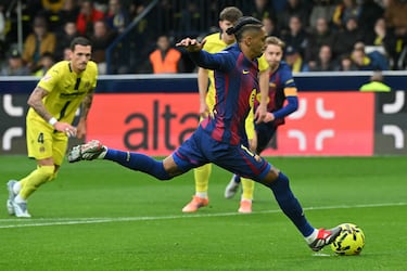 Raphinha marca el 0-1 de penalti al Villarreal. 