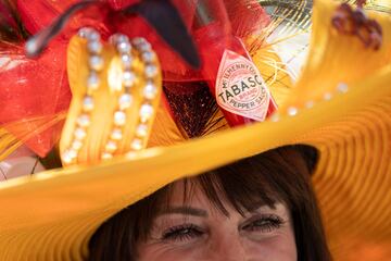 Aficionados a la hípica en el Churchill Downs de Kentucky durante la Kentucky Oaks.