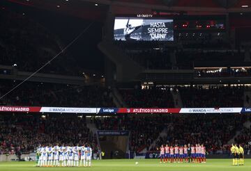 A minute's silence observed for former Sporting de Gijón and Barcelona player Enrique Castro 'Quini'.