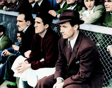 Al finalizar su etapa como jugador pasa a dirigir el banquillo del Zaragoza durante la temporada 42/43,  y posteriormente en 1944 la Federación Española le nombra seleccionador nacional, un cargo que tan solo desempeñaría durante dos partidos 