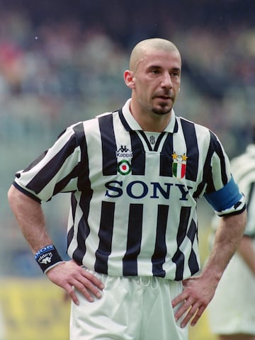 Tras su participación en la Eurocopa de 1992 celebrada en Suecia fichó por la Juventus de Turín tras el desembolso de casi 17 millones de euros (una cifra de récord por aquella época). Antes de su aventura por Inglaterra Vialli estuvo cuatro temporadas como jugador de la Juve donde jugó 145 partidos en los que anotó 113 goles. 