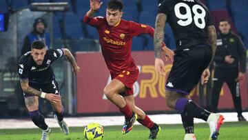 AS Roma�s Argentinian forward Paulo Dybala (C) runs with the ball past Fiorentina�s Brazilian defender Igor Julio (R) and Fiorentina�s Italian defender Cristiano Biraghi (L) during the Italian Serie A football match between AS Roma and Fiorentina on January 15, 2023 at the Olympic stadium in Rome. (Photo by Vincenzo PINTO / AFP)