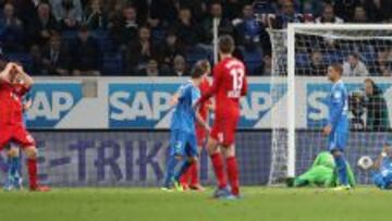 Kiessling lamenta su fallo antes de darse cuenta de que el árbitro dio gol.