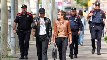 GRAFCAT2210. BARCELONA, 05/04/2024.- El exfutbolista Dani Alves junto a su abogada Inés Guardiola a su salida de la Audiencia de Barcelona tras cumplir con la comparecencia semanal que le impuso el tribunal para dejarlo en libertad provisional tras su condena por violación. EFE/Alejandro García