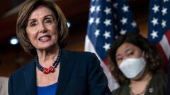 (ARCHIVOS) En esta foto de archivo tomada el 18 de mayo de 2021, la presidenta de la C&aacute;mara de Representantes de Estados Unidos, Nancy Pelosi (D-CA), habla durante una nueva conferencia con los dem&oacute;cratas de la C&aacute;mara y el Caucus Americano de Asia Pac&iacute;fico del Congreso sobre la &quot;Ley de cr&iacute;menes de odio Covid-19&quot; en el Capitolio en Washington, DC 