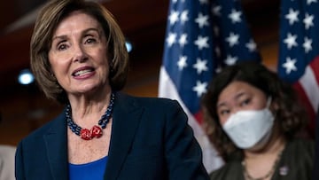 (ARCHIVOS) En esta foto de archivo tomada el 18 de mayo de 2021, la presidenta de la C&aacute;mara de Representantes de Estados Unidos, Nancy Pelosi (D-CA), habla durante una nueva conferencia con los dem&oacute;cratas de la C&aacute;mara y el Caucus Americano de Asia Pac&iacute;fico del Congreso sobre la &quot;Ley de cr&iacute;menes de odio Covid-19&quot; en el Capitolio en Washington, DC 