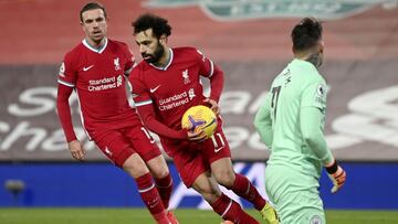 Liverpool (United Kingdom), 07/02/2021.- Liverpool's Mohamed Salah (C) reacts after scoring the 1-1 equalizer from the penalty spot during the English Premier League soccer match between Liverpool FC and Manchester City in Liverpool, Britain, 07 Febr