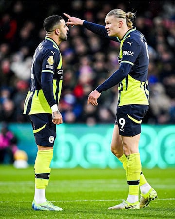 Kyle Walker y Erling Haaland, jugadores del Manchester City, durante un partido.