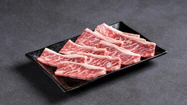 De la raza Wagyu japonesa, conocida por su marmoleado y cuidado extremo, con masajes y dietas especiales para las vacas.