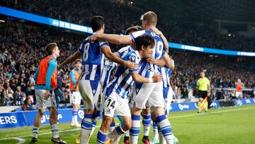 SAN SEBASTIÁN, 02/05/2023.- Los jugadores de la Real Sociedad celebran el gol de su equipo (anotado por el japonés Take Kubo (c)), durante el partido de Liga en Primera División que Real Sociedad y Real Madrid disputan hoy martes en el estadio Reale Arena, en San Sebastián. EFE/ Juan Herrero
