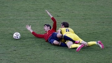Morata pide una falta en el partido ante Suecia.