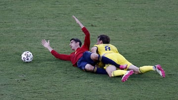 Morata pide una falta en el partido ante Suecia.