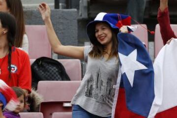 Hinchas de la seleccion chilena asisten al partido valido por las clasificatorias al mundial de Rusia 2018 contra Peru disputado en el estadio Nacional de Santiago, Chile.