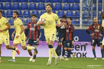 Le costó remar y mucho al Almería, a pesar de jugar con un futbolista más durante casi 60 minutos contra el Huesca. Los andaluces consiguieron empatar en el 85’, gracias a un tanto de Centelles. Su zurdazo desde fuera del área, tras controlar con el pecho, se fue envenenando hasta golpear en el larguero antes de entrar en la portería.