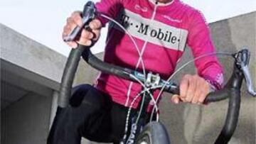 <B>RASGUÑOS.</B> Ullrich no sufre ninguna lesión grave, sólo algún rasguño en el rostro.