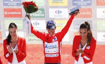 Esteban Chaves celebra en el podio.