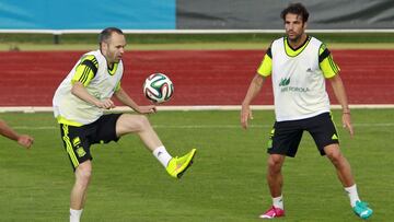 Cesc F&agrave;bregas y Andr&eacute;s Iniesta durante un entrenamiento con la Selecci&oacute;n espa&ntilde;ola en 2014.