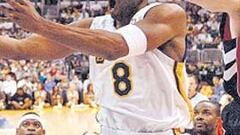 <b>HISTÓRICO. </b>El alero de los  Lakers, Kobe Bryant, anotando una de las numerosas canastas del récord.