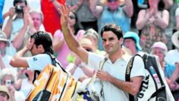 <b>SU JARD?N. </b>Federer, tras meterse en su s¨¦ptima final de Wimbledon.