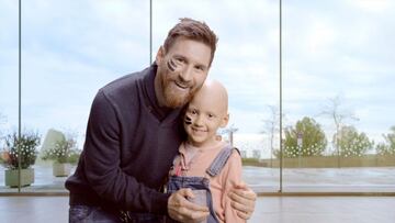 El astro del Barcelona es muy reservado con su vida personal, pero algunos de sus actos altruistas son de conocimiento público. En 2007 inició la Fundación Lionel Messi con la misión de "actuar en favor de los niños y adolescentes en situación de riesgo a nivel nacional e internacional". Lio ha sido embajador de buena fe de la UNICEF y ha donado dinero a la organización Médicos sin fronteras. En agosto de 2020, 'La Pulga', junto con la UNICEF y su fundación, donó 50 mil 630 kits educativos para niños y niñas en Siria con la intención de mejorar la educación formal y no formal. Messi fue un embajador fundamental para que el SJD Pediatric Cancer Center Barcelona se volviera una realidad.