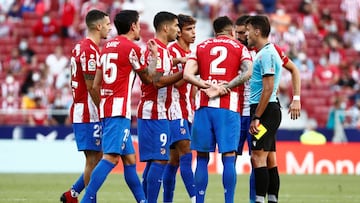 Los jugadores del Atl&eacute;tico protestan a Gil Manzano tras la roja a Jo&atilde;o F&eacute;lix.