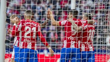 Los jugadores del Atl&eacute;tico celebran un gol de Correa.