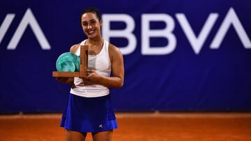 Martina Trevisan, vencedora del Torneo BBVA Open Valencia, posa con el trofeo.
