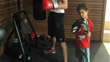 Cristiano cumple hoy 31 años y ayer subió a Instagram esta imagen pugilística con su hijo.