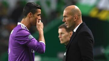 Zinedine Zidane y Cristiano Ronaldo, hablando durante un partido del Real Madrid.