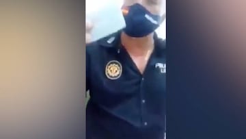 La paciencia infinita de un policía que aplaude el mundo