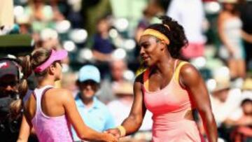 Serena Williams, n&uacute;mereo uno mundial, saluda a la tambi&eacute;n estadounidense Catherine Bellis, de 15 a&ntilde;os, tras el partido que enfrent&oacute; a ambas en Miami. 