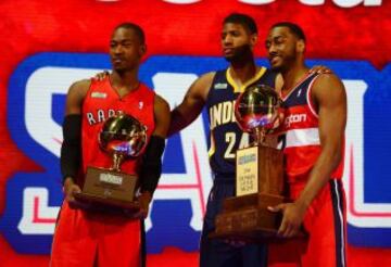 Terrence ross, Paul George y John Wall posan con los trofeos de campeón y de mejor mate.