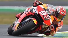 Repsol Honda Team&#039;s Spanish rider Marc Marquez  competes in the lead (L) during the MotoGP race during the French Motorcycle Grand Prix in Le Mans, western France, on May 19, 2019. (Photo by JEAN-FRANCOIS MONIER / AFP)