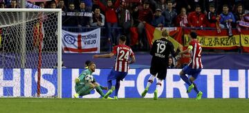 Uno de los momentos mágicos de Oblak en el Atlético llegó en Champions, con la 'triple parada'. El cancerbero esloveno jugó los octavos de final vuelta ante el Bayer Leverkusen el 15 de marzo de 2017. El Atlético ya había dejado medio resuelta la eliminatoria en la ida, ya que se impuso por 2-4, con tantos de Saúl, Griezmann, Gameiro y Torres. En la vuelta Oblak no dio pie a la sorpresa. En uno de los ataques del Bayer tuvo que emplearse a fondo en una jugada ante Brandt y posteriormente con un doble remate frente a Volland. Oblak sacó todos sus reflejos en la acción. Eliminó al conjunto alemán, luego al Leicester y cayó en semifinales ante el Real Madrid. 