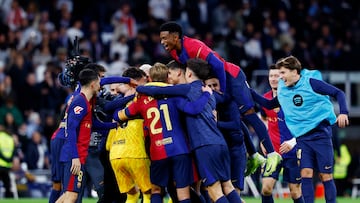 Soccer Football - LaLiga - Real Madrid v FC Barcelona - Santiago Bernabeu, Madrid, Spain - October 26, 2024 FC Barcelona players celebrates after the match REUTERS/Susana Vera