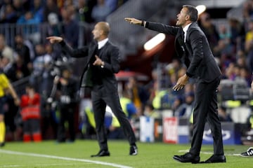 El entrenador del Manchester City, Pep Guardiola, y el del FC Barcelona, Luis Enrique, durante el partido de la tercera jornada de la fase de grupos de la Liga de Campeones que se juega hoy en el Camp Nou.