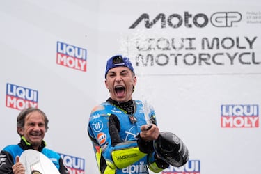 Raúl Fernández lo celebra abriendo champán en el escenario.