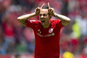 Lo de Toluca ya no sólo es destacado, es histórico. Nadie había conseguido nunca ganar nueve partidos consecutivos en un torneo corto de Liga MX hasta el día de hoy que los ‘Diablos’ lograron golear 3-0 a Veracruz. Ahora van en busca del récord máximo que es de 10 triunfos de manera consecutiva. Además, ya aseguró terminar la fase regular del torneo con el primer lugar. 