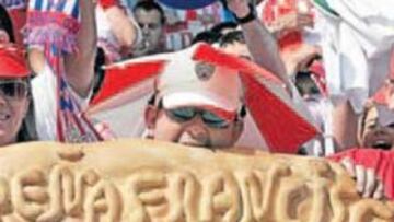 <b>DE FIESTA. </b>La peña Francisco 'El picuo' prepara su viaje a Madrid para ver al Almería.