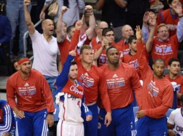 El banquillo de los Clippers celebra una canasta.