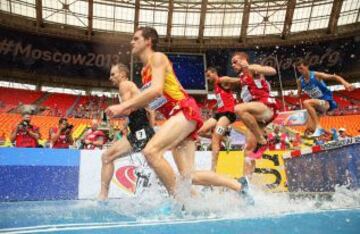 El atleta español Sebastian Martos durante las eliminatorias masculinas de los 3.000m obstáculos de los Mundiales de Atletismo Moscú 2013 que se celebran en el Estadio Olímpico Luzhnikí de la capital rusa